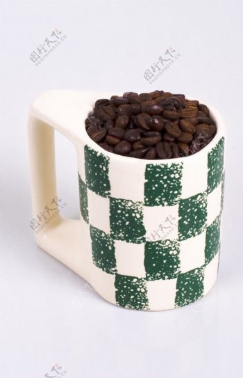 盛满咖啡豆的咖啡杯