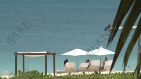 酒店度假小屋和海滨沙滩10股票视频录像的椅子