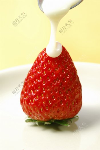 草莓牛奶高清素材新鲜水果细节