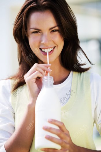 喝牛奶的女性图库素材图片