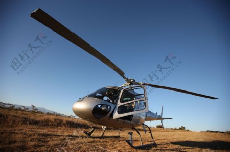 草坪上的直升机图片