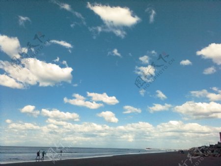 蓝天白云海滩图片