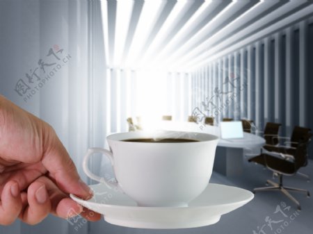 咖啡杯和董事会议室