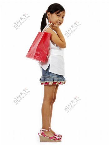 年轻女孩拿着一个购物袋