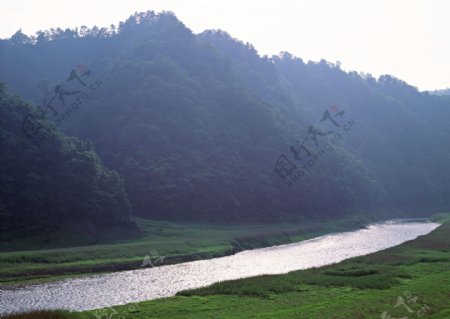 高山河流风景图片