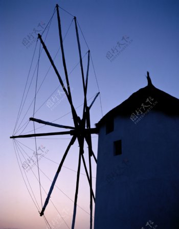 夕阳下的荷兰风车剪影图片