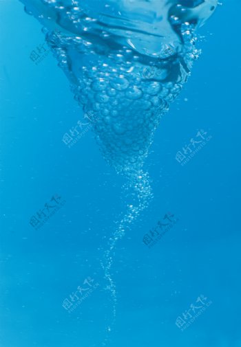 水水滴纯净晶莹剔透水域水珠水纹湿润涟漪洒水旋涡水泡