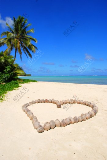沙滩上用椰子壳爱心图片