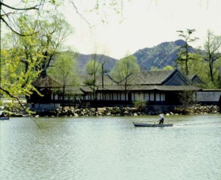 春季十三陵风景湖面绿柳树芽明清建筑