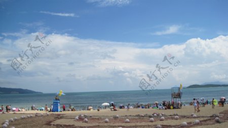 蓝天下的海滩图片