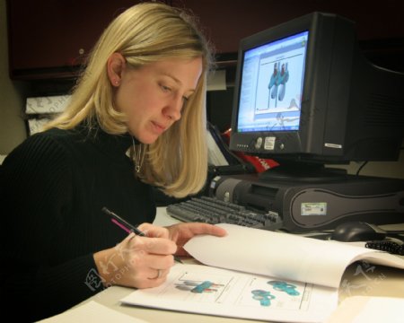 女性翻书科技办公计算机图片