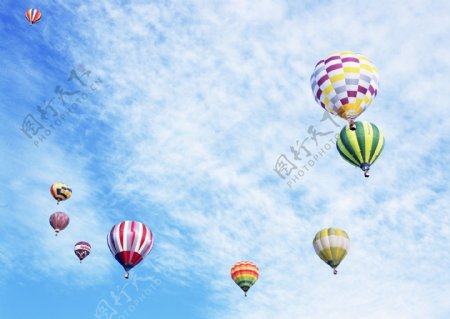 蓝天白云自由放飞的热气球