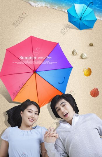 海滩上的彩色雨伞和情侣