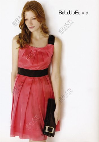 粉蓝衣橱服饰LOGO2010春夏女装洋红色吊带长裙休闲手包600DPI图片