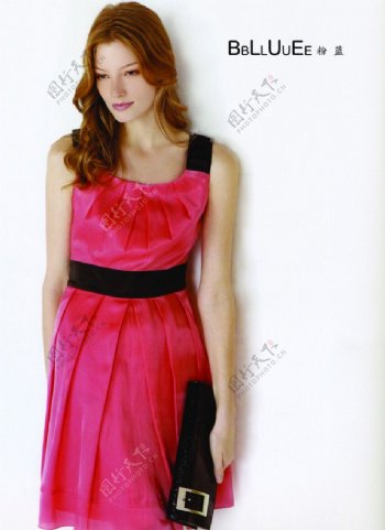 粉蓝衣橱服饰LOGO2010春夏女装洋红色吊带长裙休闲手包600DPI图片
