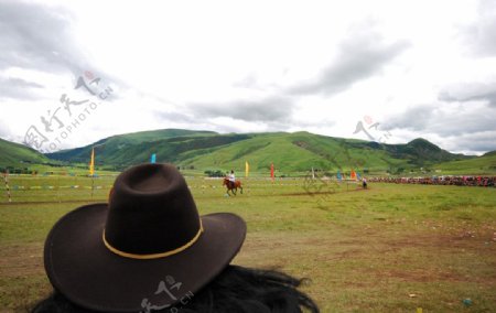 藏民观看草原赛马会图片