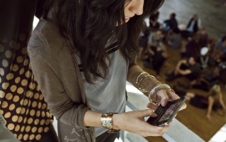玩手机的美女诺基亚N97图片