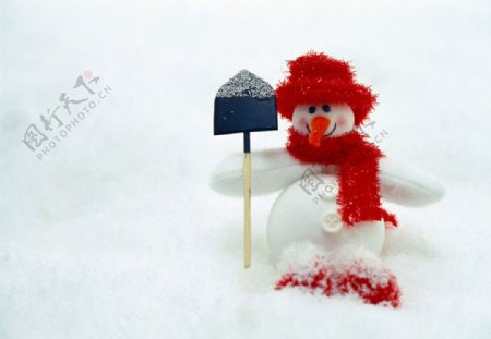 拿铲子的可爱雪人图片