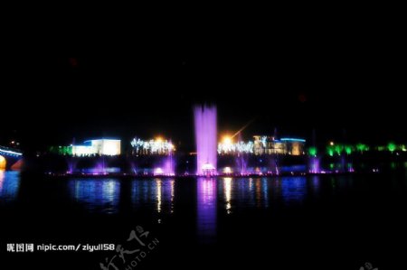 紫色喷泉图片