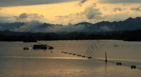 夕阳下的湖图片