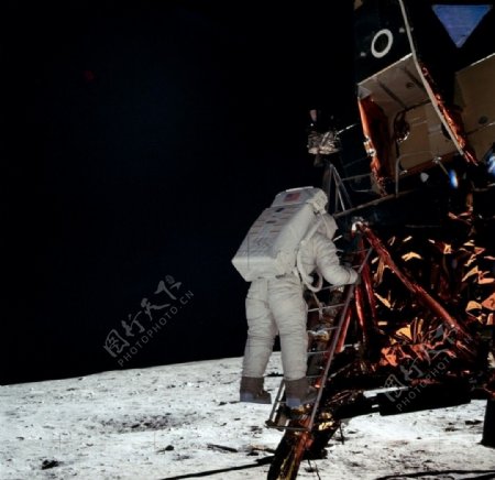 阿波罗11号宇航员登月图片