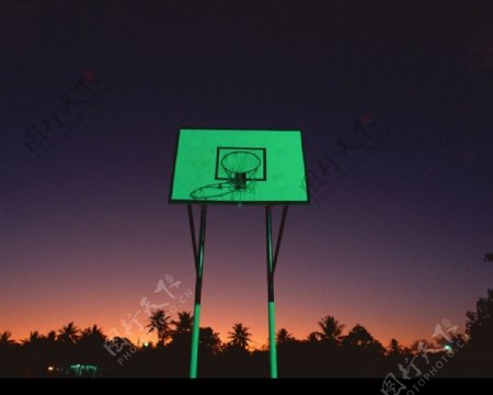 夜幕下的篮球架图片