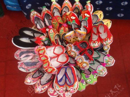 傣族刺绣鞋子图片