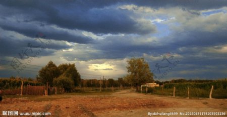 新疆风光静静的村庄图片