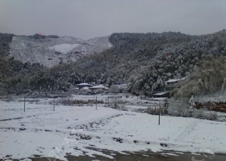 雪中的山图片