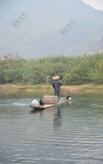 漓江渔翁图片