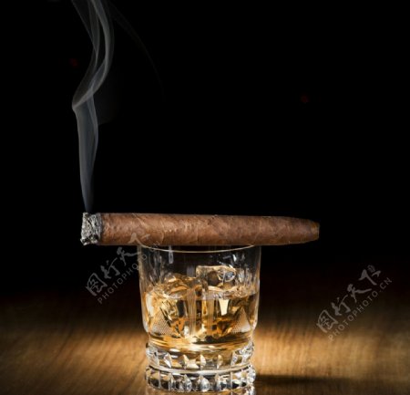 香烟威士忌图片