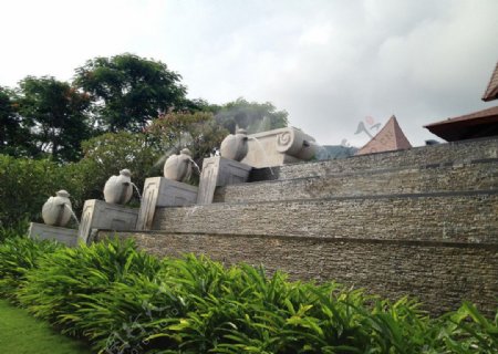 海南三亚城市绿化喷泉雕塑景观图片