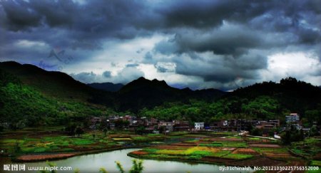 阴雨江南村庄图片