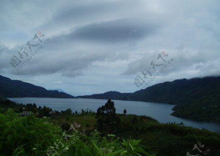 印尼山上的湖图片