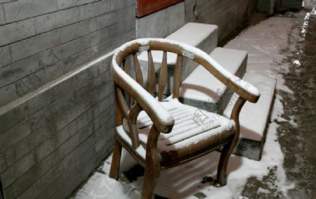 雪中的座椅图片