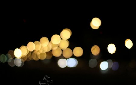 夜晚都市灯管虚焦图片