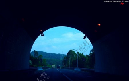 山水风景公路隧道图片