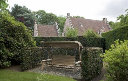 摇椅房子屋顶园林吊椅植物树丛花园图片