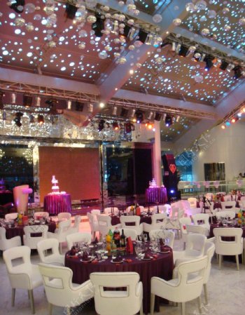 婚礼现场桌子椅子花柱紫色桌布吊灯满天星图片
