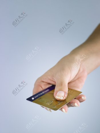 手拿信用卡图片