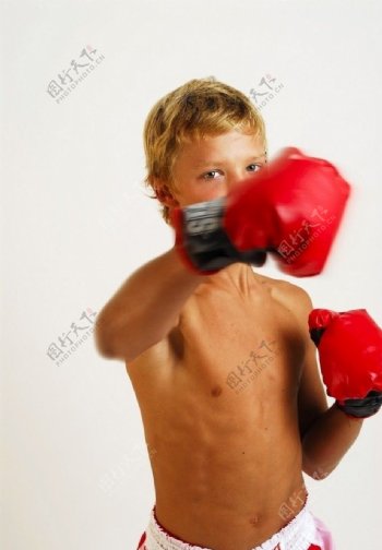 正在出拳的小拳击手图片