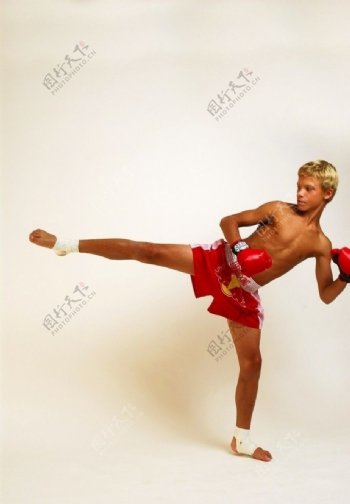 踢腿的拳击男孩图片