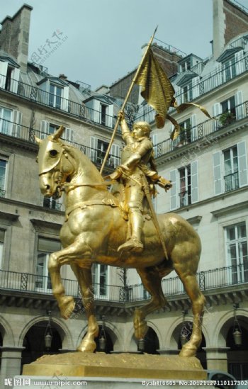 巴黎街头的胜利女神雕塑图片
