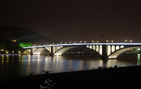 l洛阳龙门石窟夜景图片