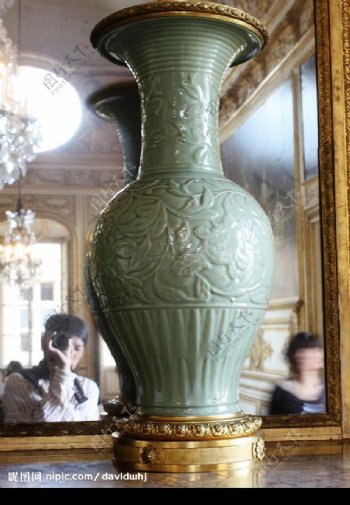 凡尔赛宫珍藏的中国青釉瓷花瓶图片
