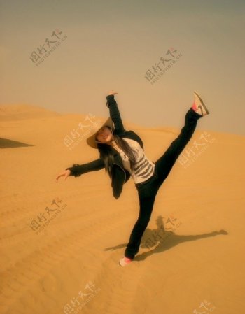 沙漠中的舞蹈图片