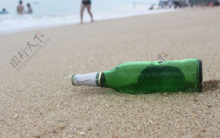 沙滩上的啤酒瓶图片