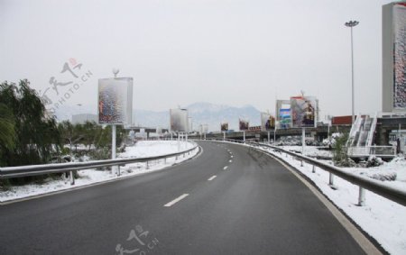 雪天高速公路匝道图片
