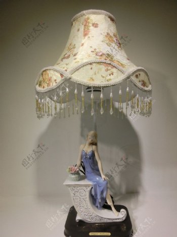 陶瓷西洋女台灯图片