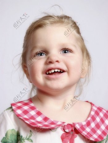 欧洲女孩儿童笑容兔牙图片